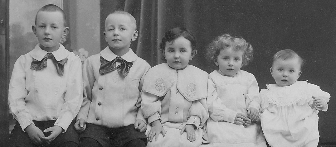 Helge, Gösta, Emy, Sigrid, and Herman (1906)