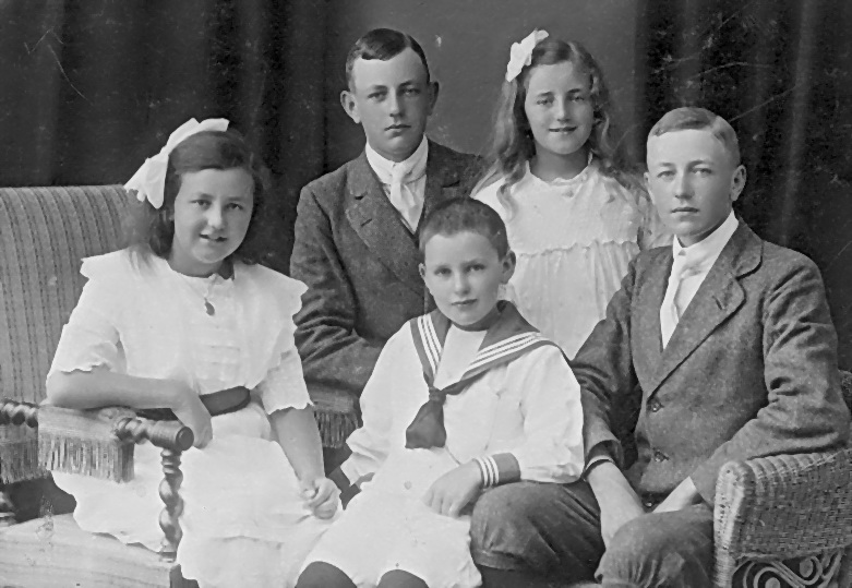 Emy, Helge, Herman, Sigrid, and Gösta (Karlskrona 1912 or 1913)